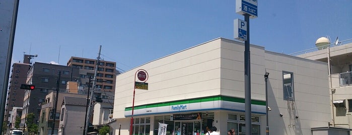 ファミリーマート 西池袋四丁目店 is one of 東京近辺の駐車場付きコンビニ.