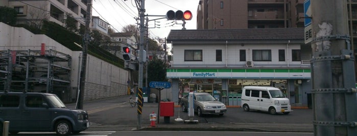 ファミリーマート 川崎新作二丁目店 is one of 東京近辺の駐車場付コンビニ2.