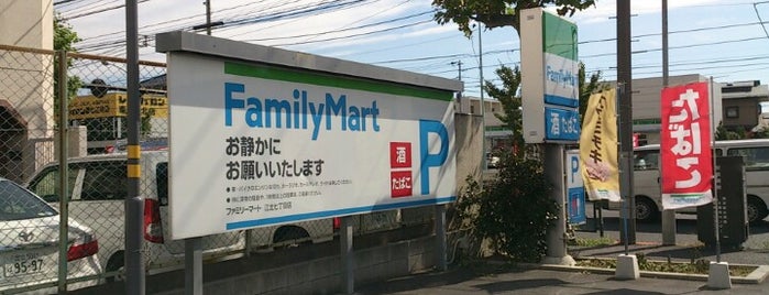 ファミリーマート 江北七丁目店 is one of 東京近辺の駐車場付きコンビニ.