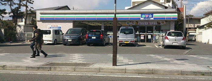 スリーエフ 鎌倉由比ヶ浜店 is one of 東京近辺の駐車場付きコンビニ.