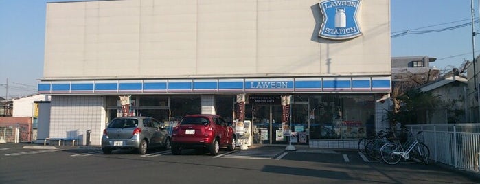 ローソン 稲城鶴川街道店 is one of 東京近辺の駐車場付きコンビニ.