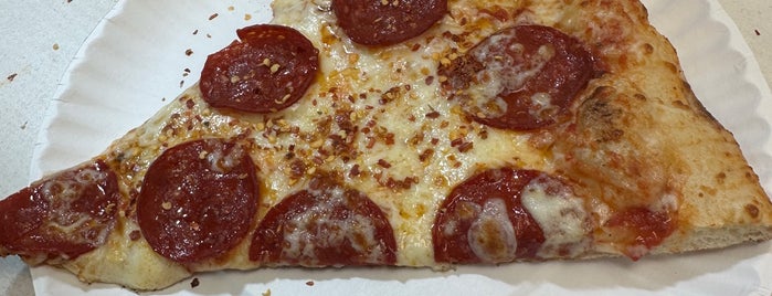 99¢ Fresh Pizza is one of Lugares favoritos de Christina.