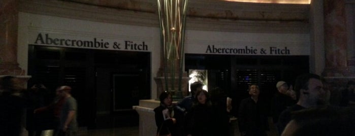 Abercrombie & Fitch is one of Lugares favoritos de Chris.