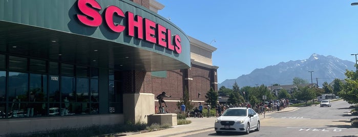 Scheels is one of John 님이 좋아한 장소.