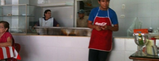 El Súper Taco is one of สถานที่ที่ Elena ถูกใจ.