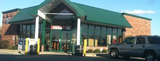 Ricker's Convenience Store is one of Aaronさんのお気に入りスポット.