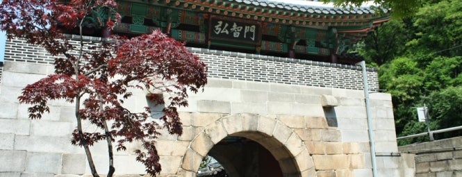 홍지문 및 탕춘대성 is one of Guide to SEOUL(서울)'s best spots(ソウルの観光名所).