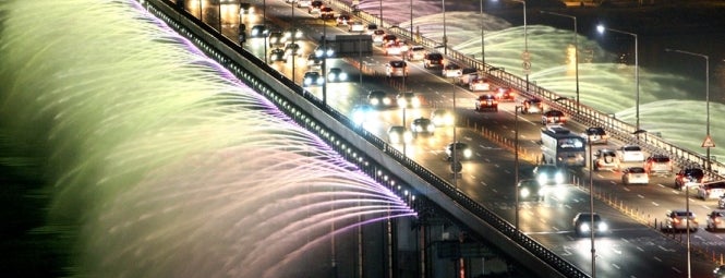 Banpo Bridge Moonlight Rainbow Fountain is one of Guide to SEOUL(서울)'s best spots(ソウルの観光名所).