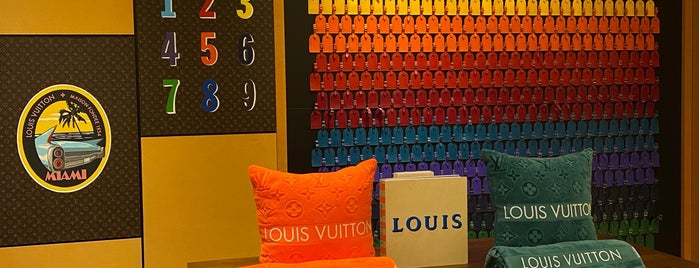 Louis Vuitton is one of สถานที่ที่ Sandro ถูกใจ.