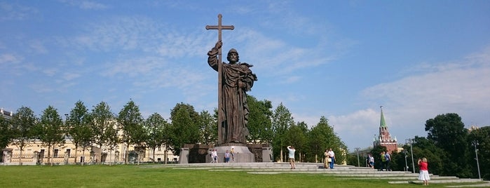 Памятник князю Владимиру is one of Moscou.