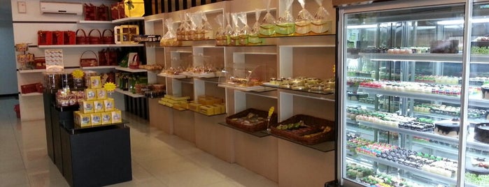 TAKAdeli Cake Boutique is one of Bakery around Batam.