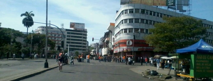 Plaza 5 de Mayo is one of สถานที่ที่ Kev ถูกใจ.