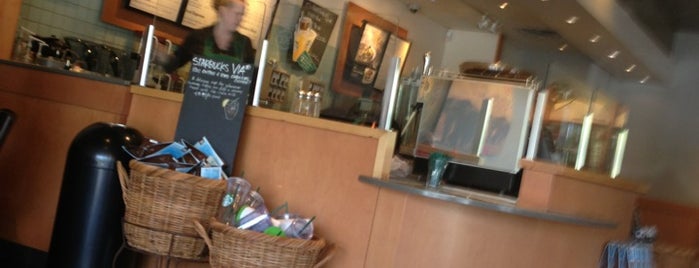 Starbucks is one of Lieux qui ont plu à Christina.