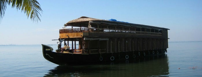 Kumarakom Backwaters is one of Orte, die Julia gefallen.