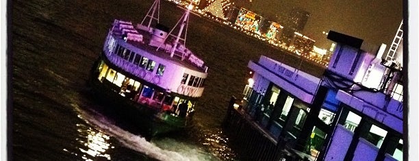 Star Ferry Pier (Wan Chai) 天星渡輪碼頭（灣仔） is one of สถานที่ที่ Kevin ถูกใจ.