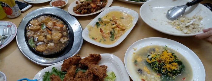 21 Seafood is one of pin 님이 저장한 장소.