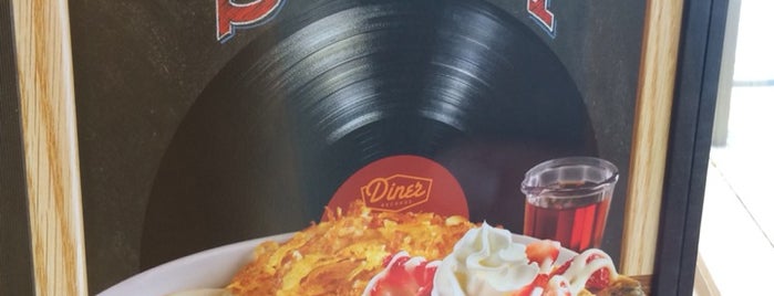 Denny's is one of Chrisさんのお気に入りスポット.