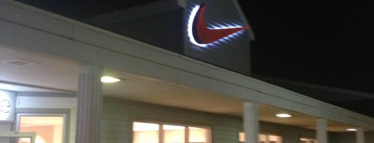 Nike Factory Store is one of สถานที่ที่ Regan ถูกใจ.