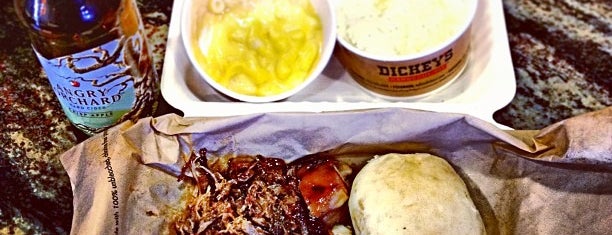Dickey's Barbecue Pit is one of Locais curtidos por Eve.