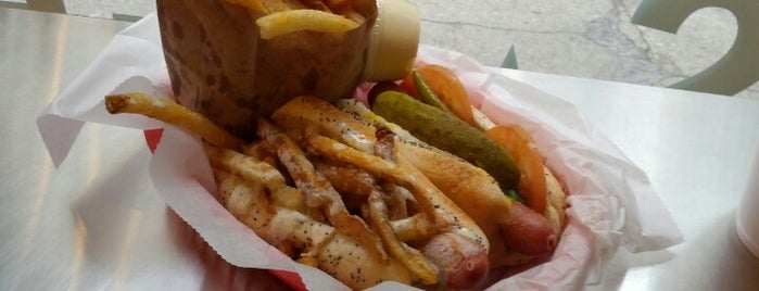 UB Dogs is one of Cheap Eats in the Loop.