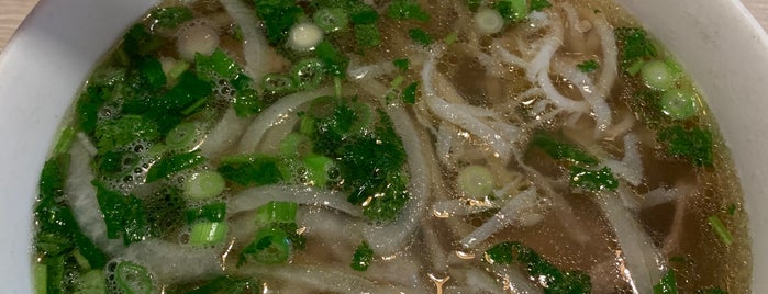 Saigon Noodle & Grill is one of Locais salvos de Karen.