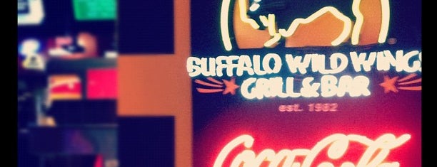 Buffalo Wild Wings is one of Locais curtidos por William.