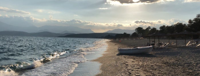 Mavrovouni Beach is one of πλυτρα.