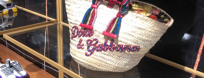 Dolce & Gabbana is one of Tempat yang Disukai Rocio.