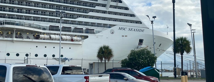 Port Canaveral Cruise Terminal #10 is one of Lieux qui ont plu à PILAR.