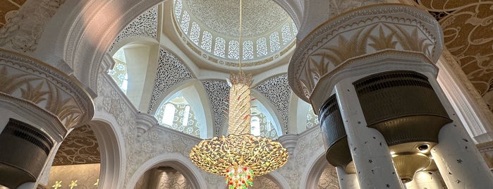 Sheikh Zayed Grand Mosque is one of Abu Dhabi to do‘s.