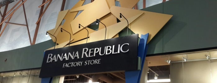 Banana Republic Factory Store is one of Tempat yang Disukai Liliana.