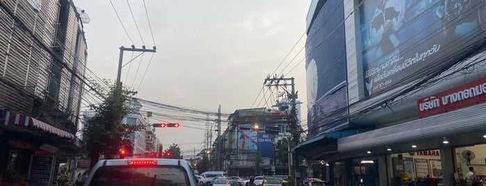 Pracha Uthit Intersection is one of Traffic-Thailand.