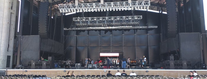 Northwell Health at Jones Beach Theater is one of Matさんのお気に入りスポット.