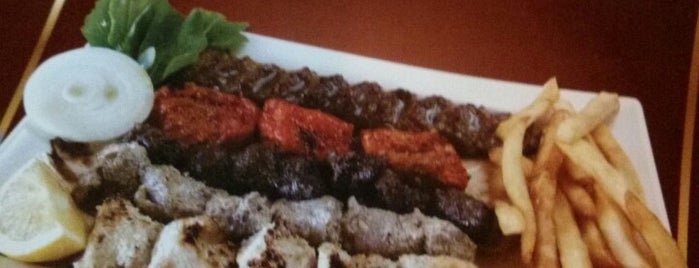 Al Fareej Resturant & Bakery مطعم ومخبز الفريج is one of Ba6aLeE'nin Kaydettiği Mekanlar.
