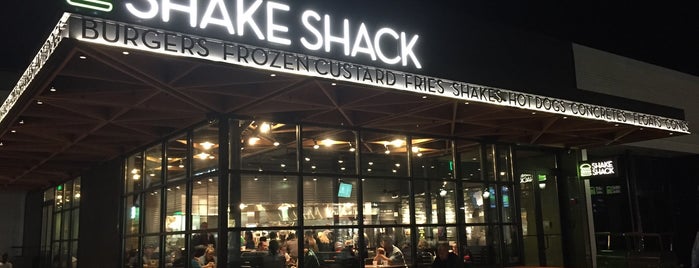Shake Shack is one of Tempat yang Disukai Patrick.