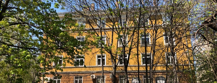 Висше училище по телекомуникации и пощи is one of Universidades y escuelas.