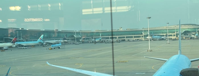 Terminal 2 is one of 전세계 공항기차역~.