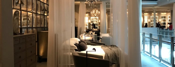 Restoration Hardware is one of Lieux qui ont plu à IrmaZandl.