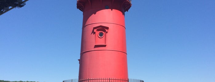 Little Red Lighthouse is one of IrmaZandl'ın Beğendiği Mekanlar.