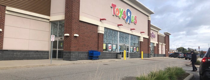 Toys"R"Us is one of Chrisさんのお気に入りスポット.