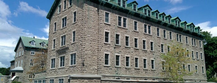 Musée des Hospitalières de l'Hôtel-Dieu de Montréal is one of สถานที่ที่ Stéphan ถูกใจ.