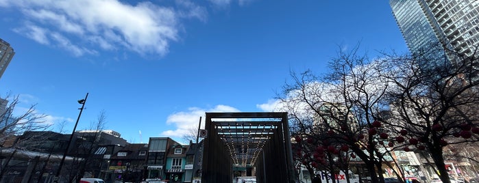 Village of Yorkville Park is one of Tempat yang Disukai Caroline.