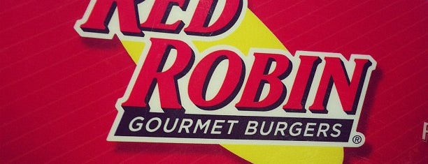 Red Robin Gourmet Burgers and Brews is one of Tempat yang Disukai Elizabeth.