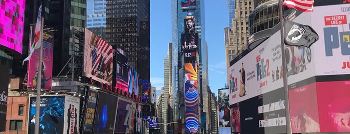 Red Stairs Times Square is one of Orte, die Jon gefallen.