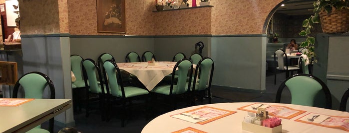 Fred's Szechuan Chinese Restaurant is one of Joshさんのお気に入りスポット.