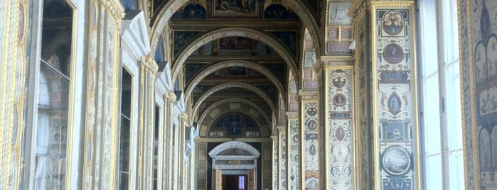 The New Hermitage is one of São Petersburgo.
