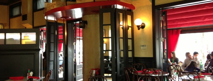 Toulouse Café and Bar is one of สถานที่ที่บันทึกไว้ของ Kat.
