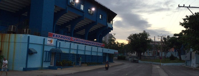 Estadio Latinoamericano is one of สถานที่ที่ Lizzie ถูกใจ.