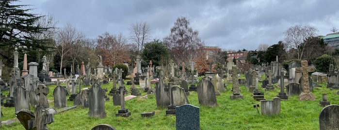 Hampstead Cemetery is one of Lugares favoritos de James.