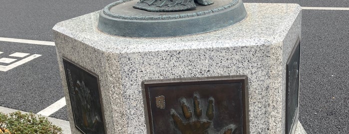 両国駅前の力士の手形 is one of responsed.